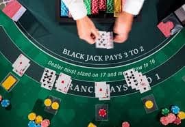 Browsing Baccarat menara77 dengan smartphone malam hari